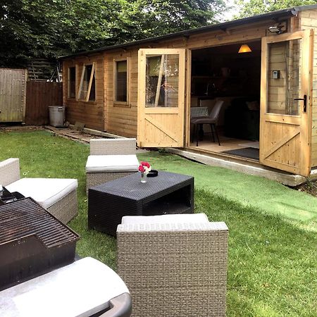 Cosy Garden Log Cabin ソールズベリー エクステリア 写真