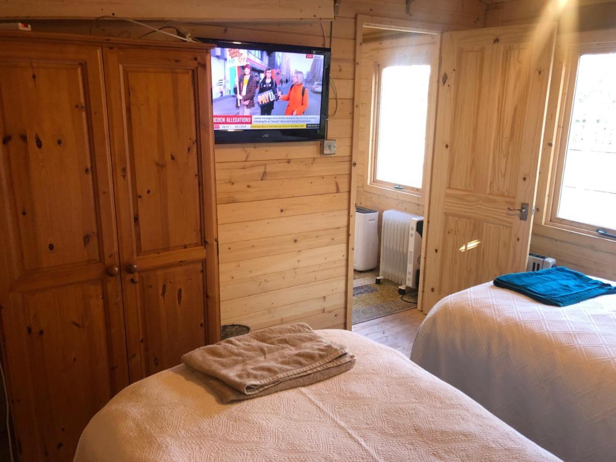 Cosy Garden Log Cabin ソールズベリー エクステリア 写真