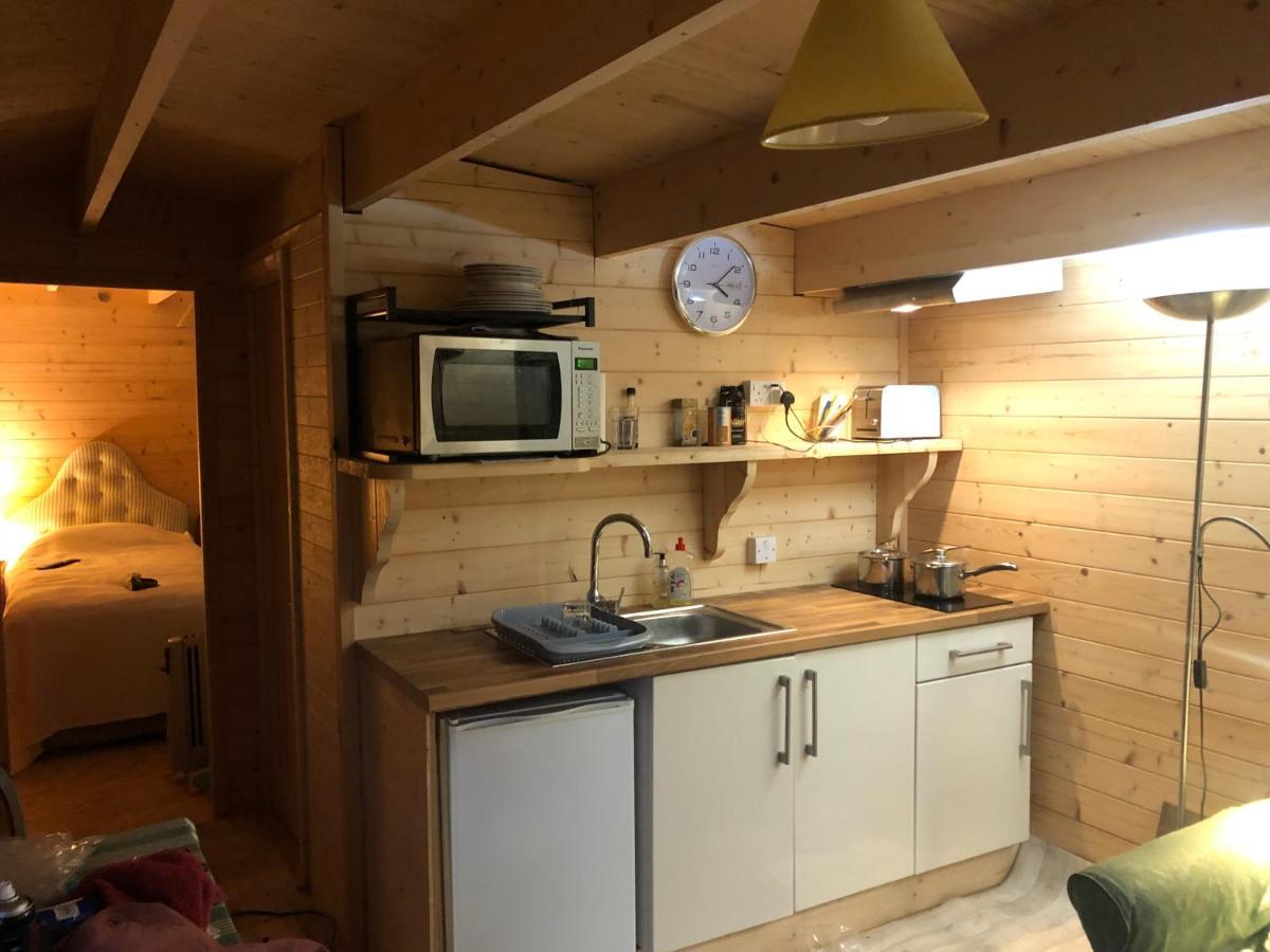 Cosy Garden Log Cabin ソールズベリー エクステリア 写真