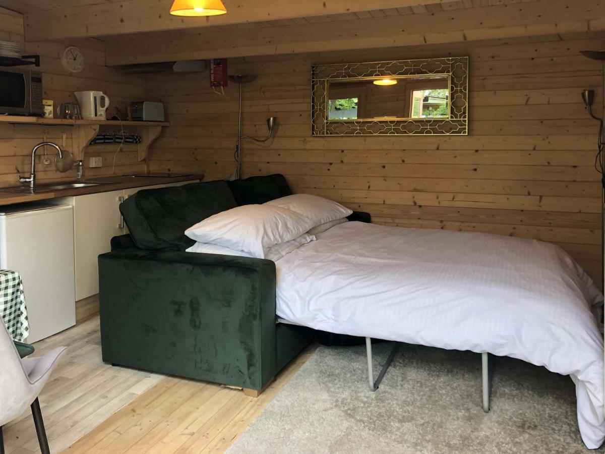 Cosy Garden Log Cabin ソールズベリー エクステリア 写真