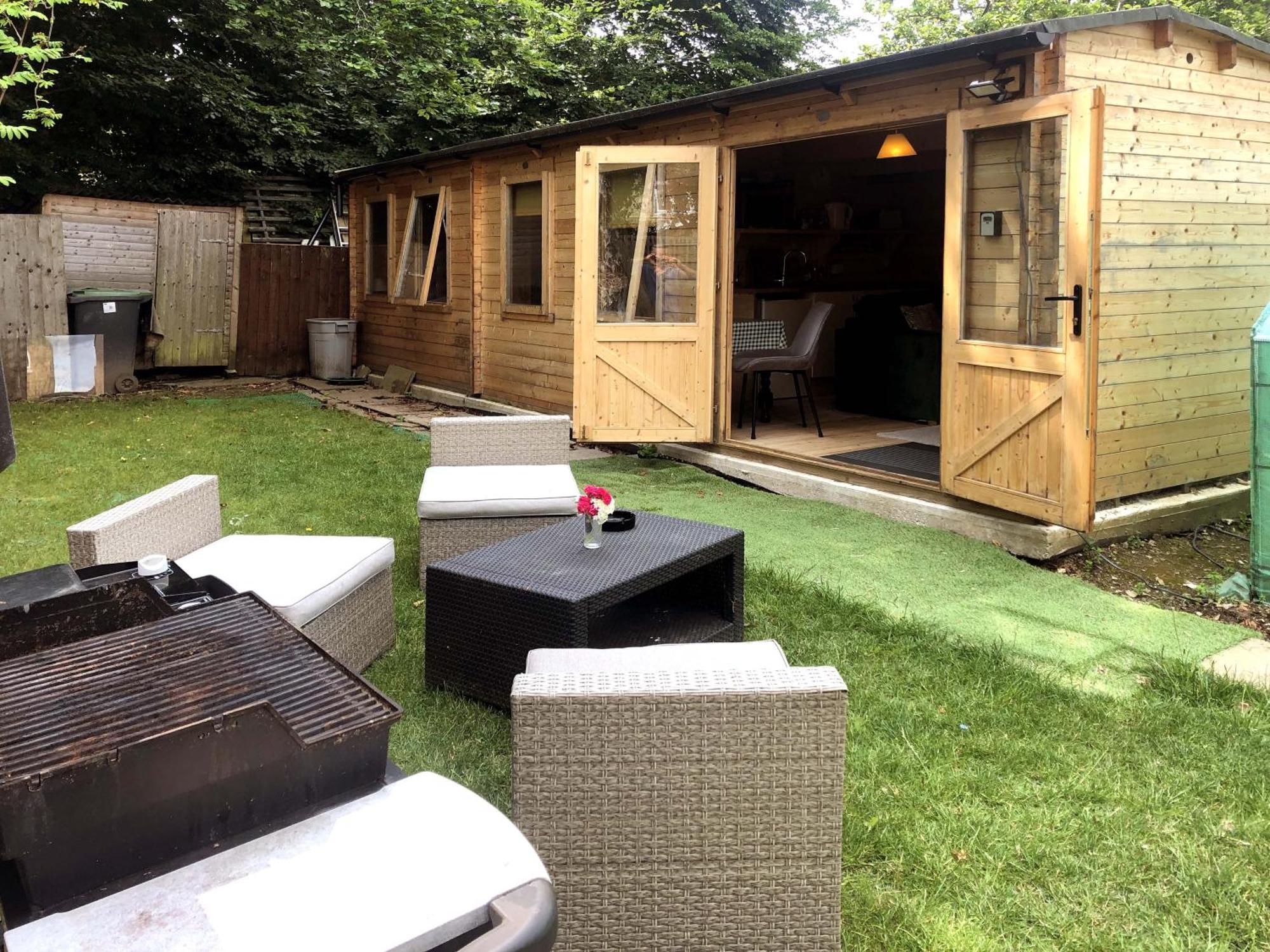 Cosy Garden Log Cabin ソールズベリー エクステリア 写真