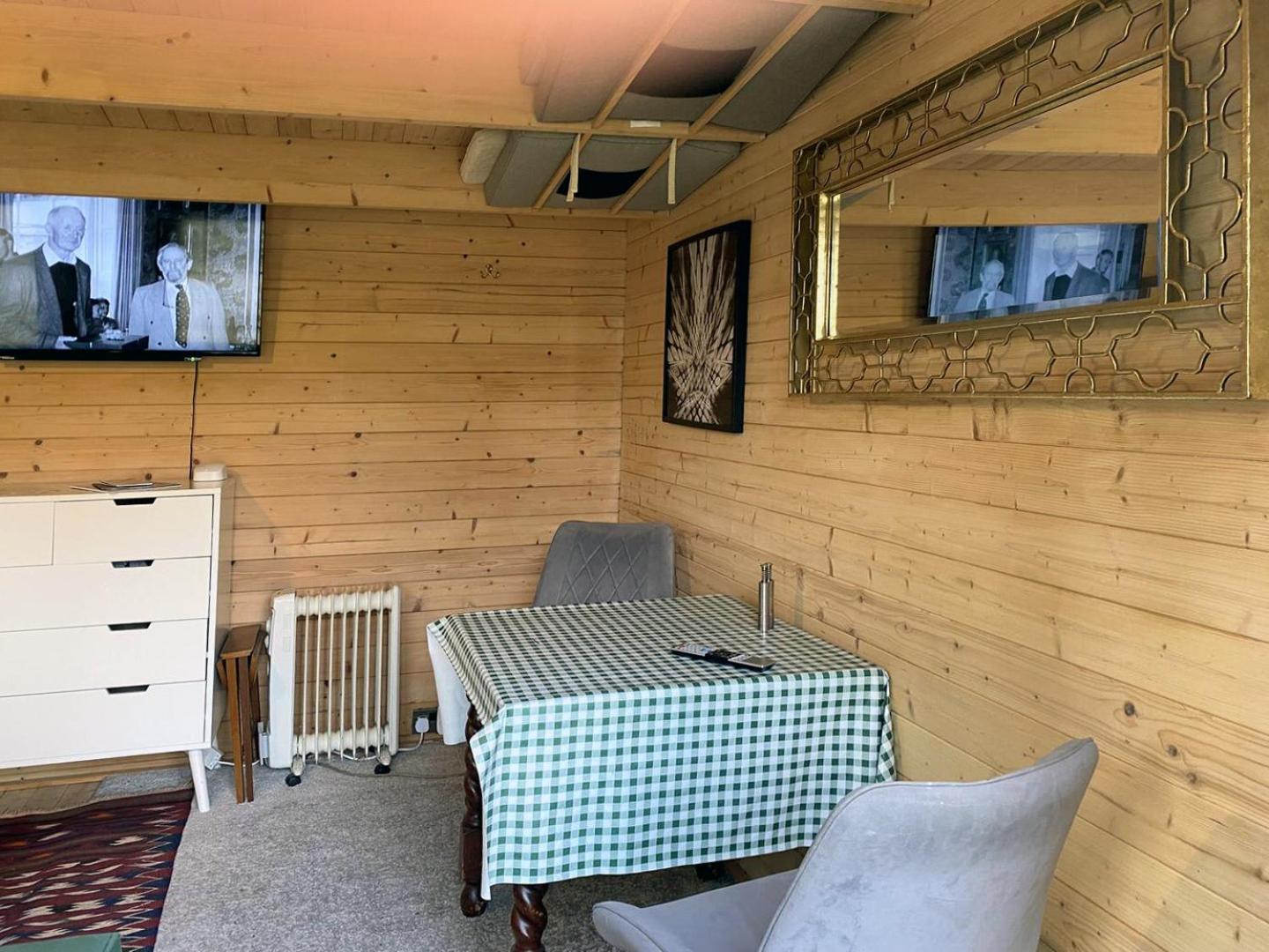Cosy Garden Log Cabin ソールズベリー エクステリア 写真